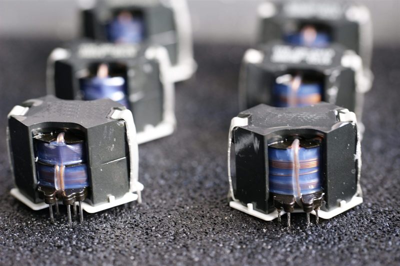 Kundenspezifische Leistungsübertrager verschiedener Bauformen nebeneinander